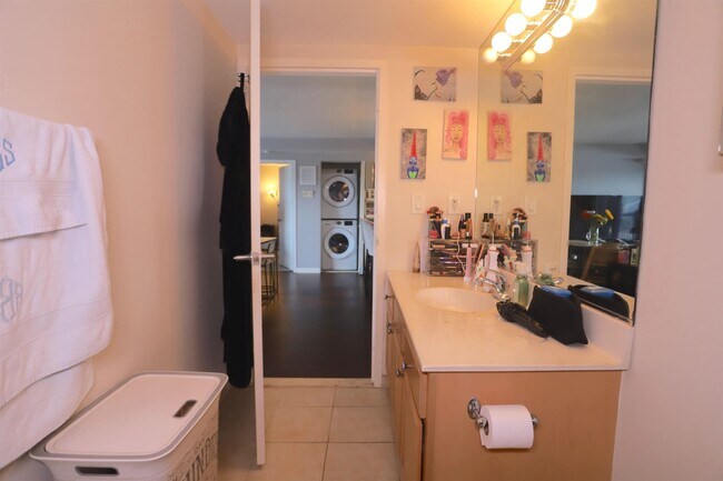 Building Photo - 700 1st St