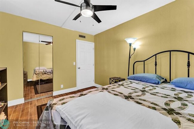 Building Photo - 9430 Poinciana Pl