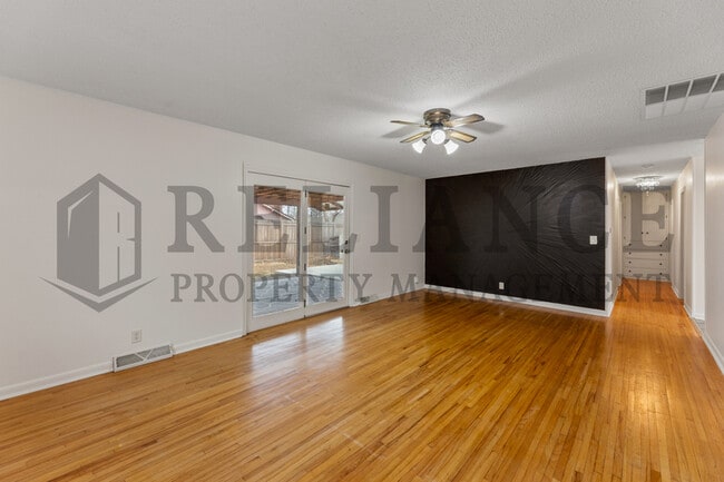 Building Photo - 2210 W Columbine Ln