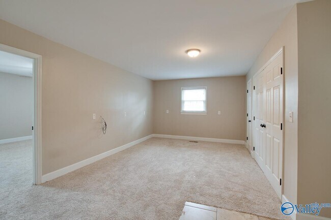 Building Photo - 2107 Edinburgh Dr SW