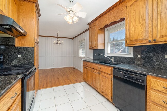 Building Photo - MOVE-IN READY!