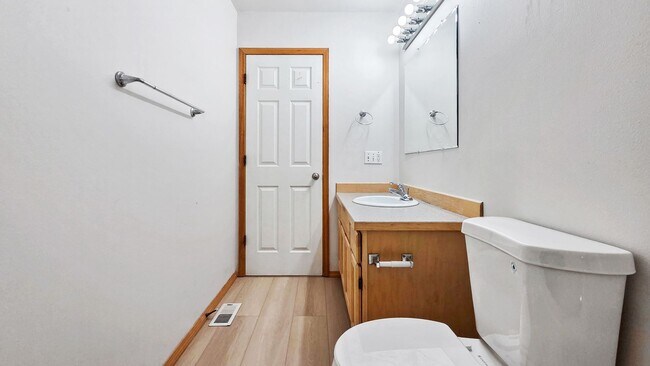Building Photo - 5BR/3BA End Unit with Greenbelt View in Lynnwood with A/C!