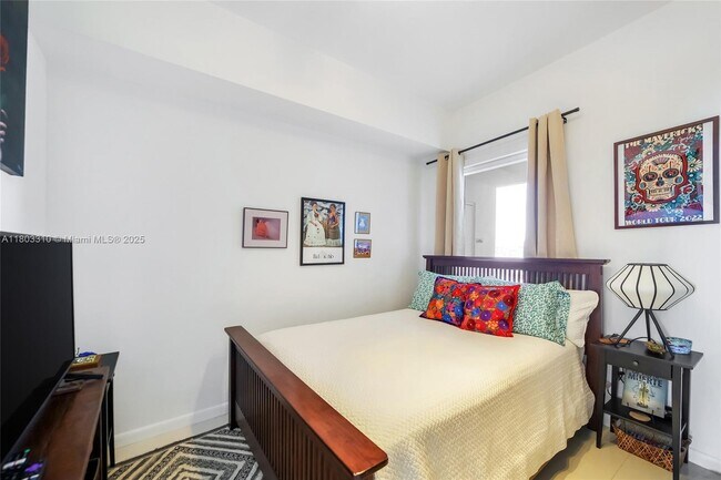 Building Photo - 2020 N Bayshore Dr