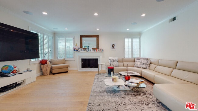 Building Photo - 4950 Densmore Ave