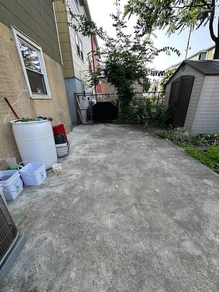 Building Photo - 33 E 51st St