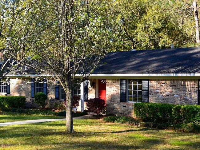 Primary Photo - Beautiful brick home in a great neighborhood!