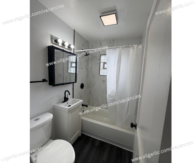 Building Photo - FOR RENT — SPACIOUS 3 BED / 1 BATH HOME