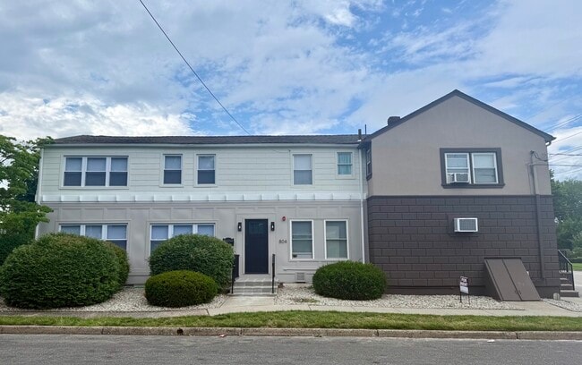 Building Photo - 0-17 Saddle River Rd