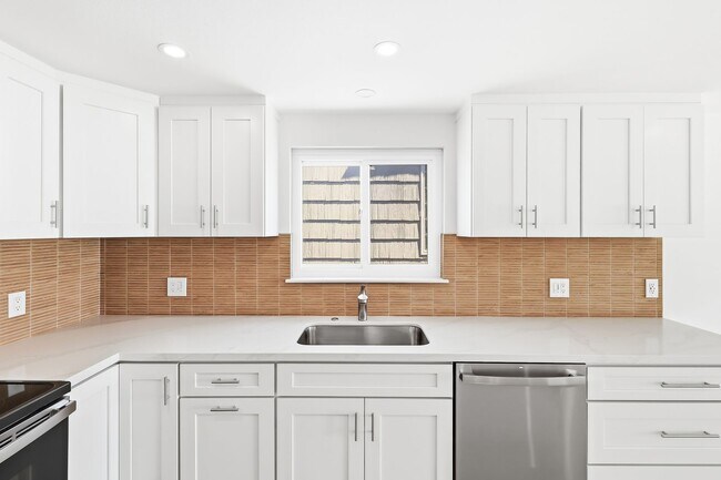 Building Photo - 3010 W Oceanfront