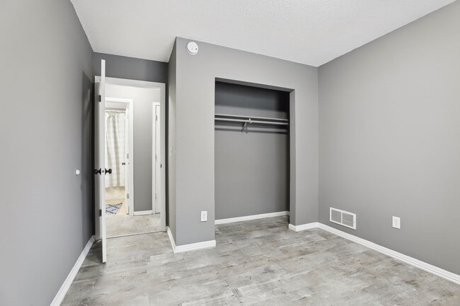 Building Photo - 439 Arlington Ave E