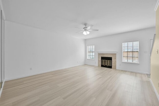 Building Photo - 9850 Pagewood Ln