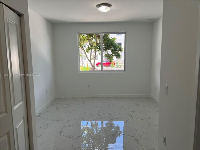 Building Photo - 1010 SW 69th Ave