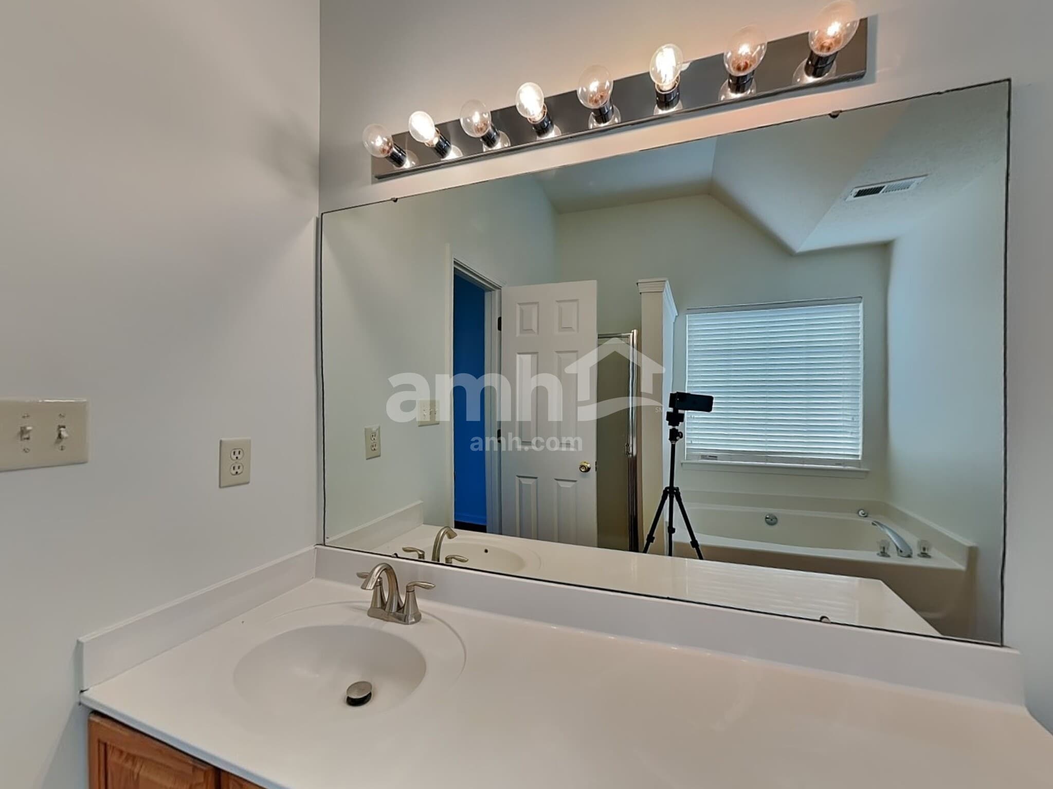 Building Photo - 6106 Trevor Simpson Dr