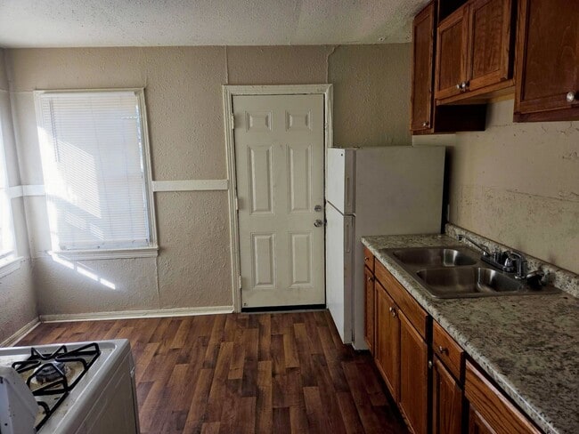 Building Photo - 304 Crockett St