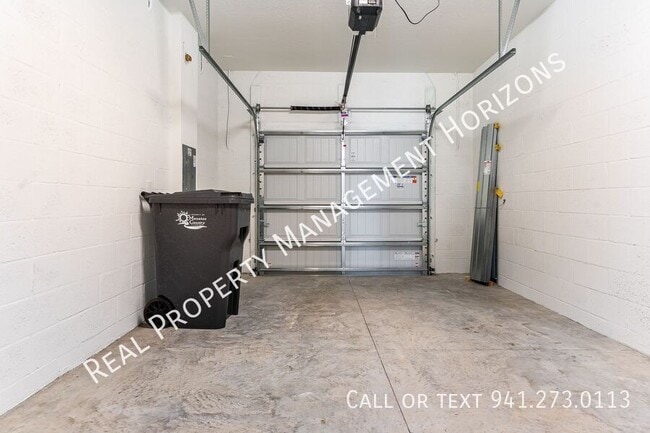 Building Photo - 10952 65th Ter E