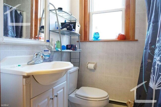 Building Photo - Spacious Brookline Apt near BU; perfect for students!  Granite Countertops, 2 Decks