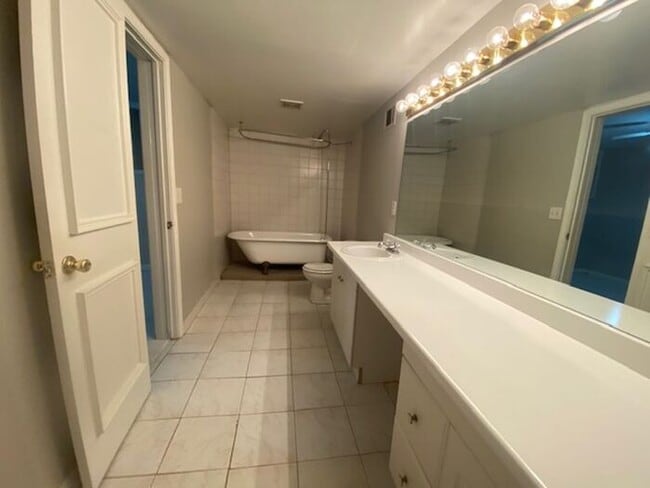 Building Photo - Charming 2-Bedroom Apartment in the Heart ...