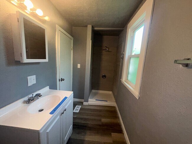 Building Photo - Charming 3-Bedroom Property in Prime Location
