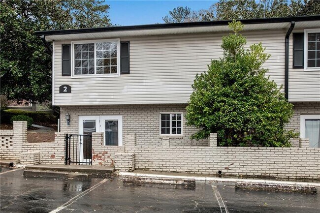 Building Photo - 6940 Roswell Rd