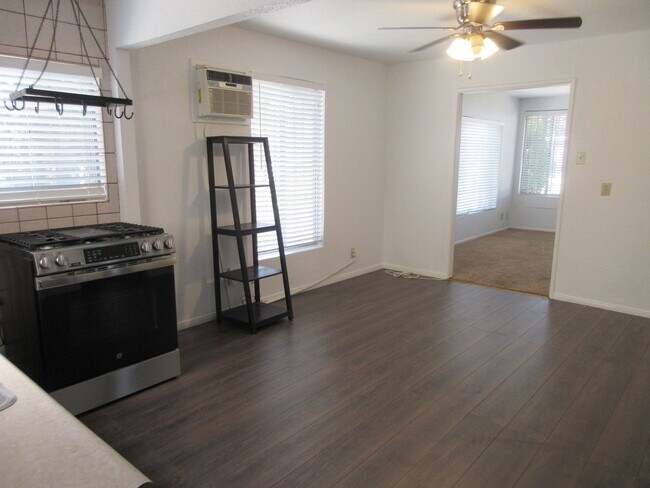 Building Photo - Adorable San Fernando home on O'Melveny