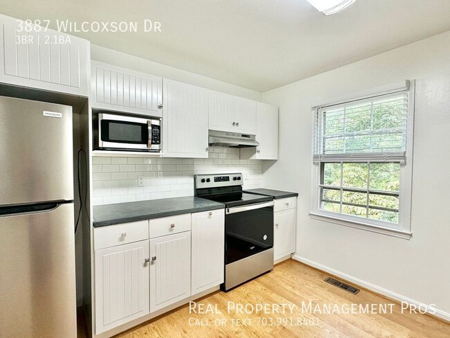 Building Photo - Gorgeous End Unit in Fairfax City!