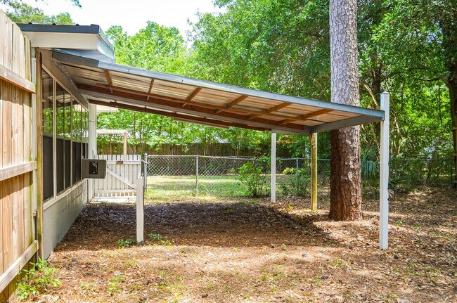 Building Photo - Hazel Heights 3 bedroom 2 bath concrete bl...