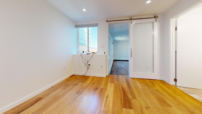 Building Photo - Spacious 3BD/3BA Home with Sunroom, Renova...