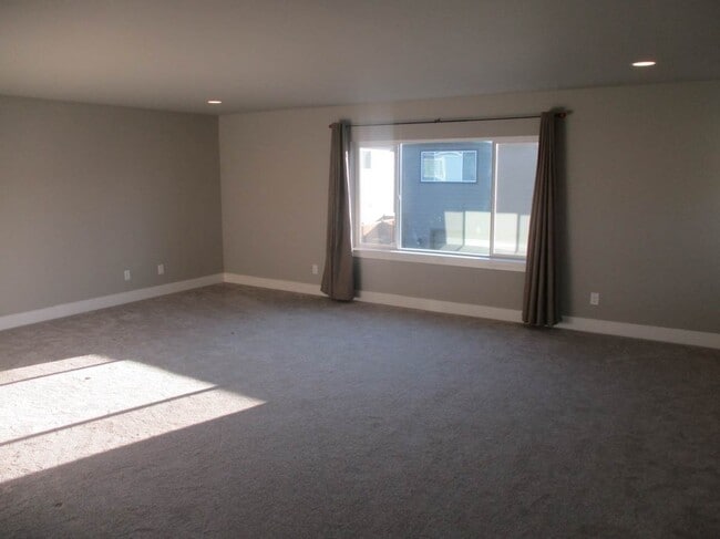 Building Photo - 4 Bedroom 2.5 Bathroom Harbor Hills Home