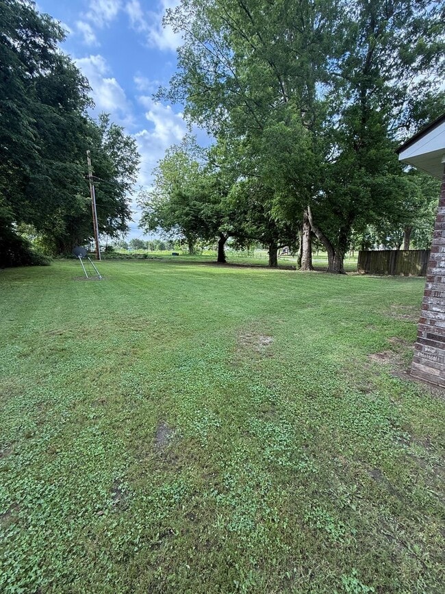 Building Photo - 3 Bed 1 Bath House.  Yard Care Included.