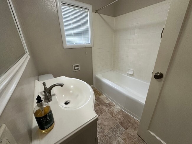 Building Photo - 3 Bed/1 Bath Home with Yard in Tahoe Park