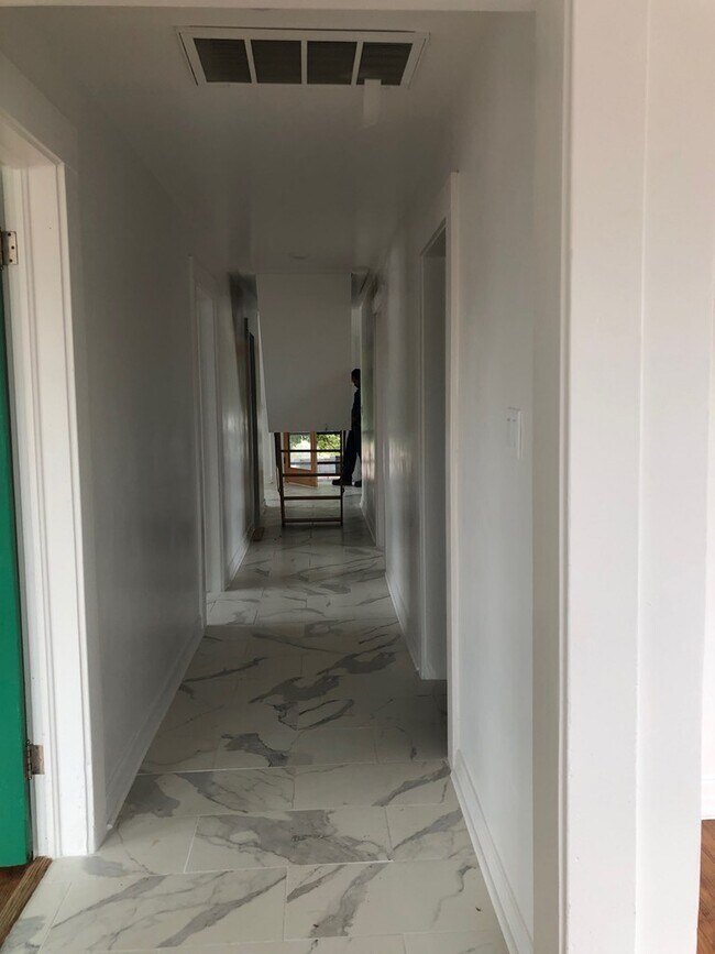 Building Photo - 120 N Austin St