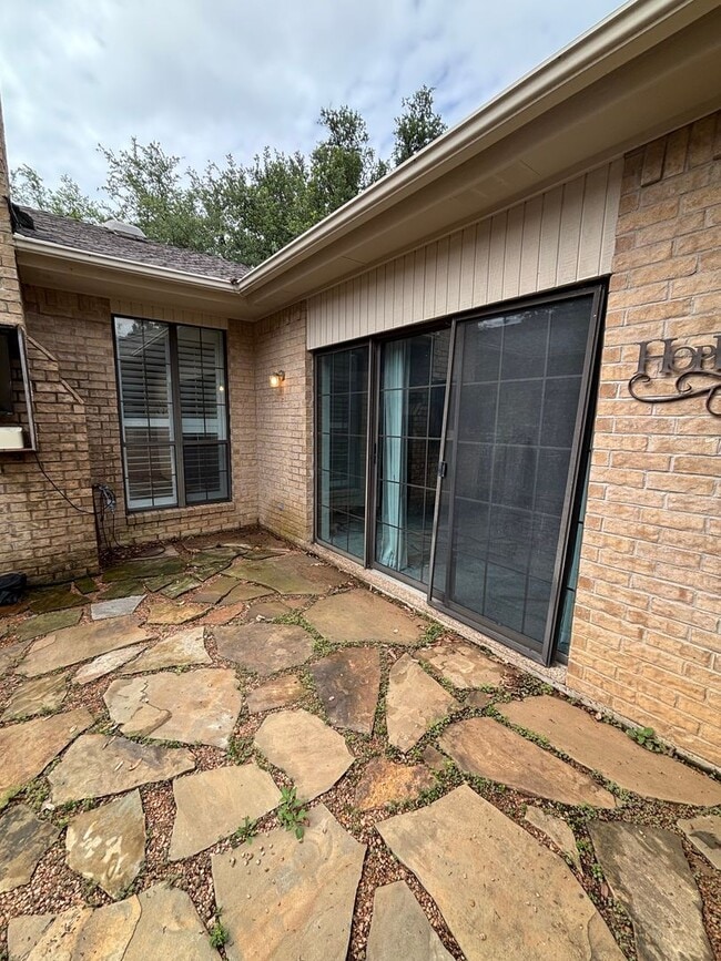 Building Photo - 5026 Bellaire Dr S
