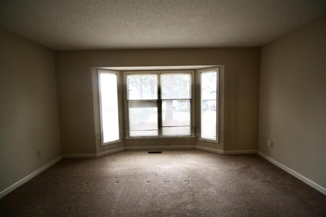Building Photo - 32 Westlake Pointe Dr