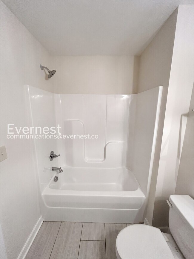 Building Photo - Limited Time Special Offer / 2 Bed/2.5 Bath Townhome with Off-Street Parking / Pet-Friendly / Ava...