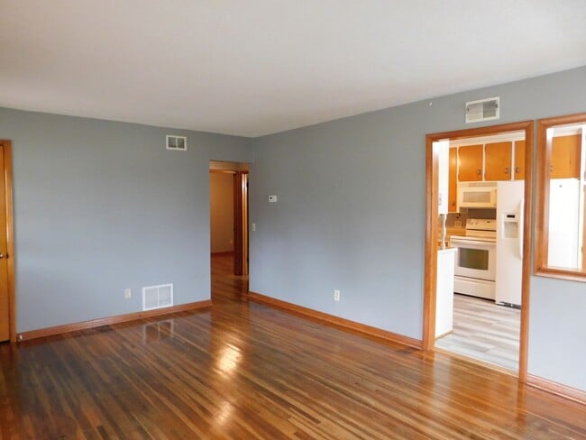 Building Photo - 2-bedroom, 1-bathroom home located in the ...
