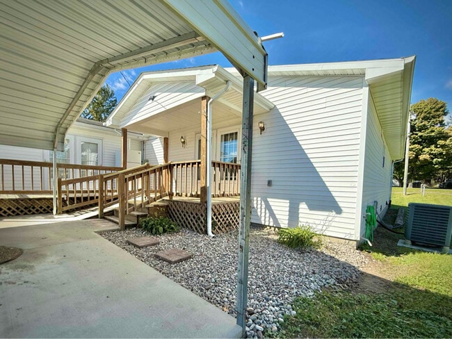 Building Photo - 73 Dan St