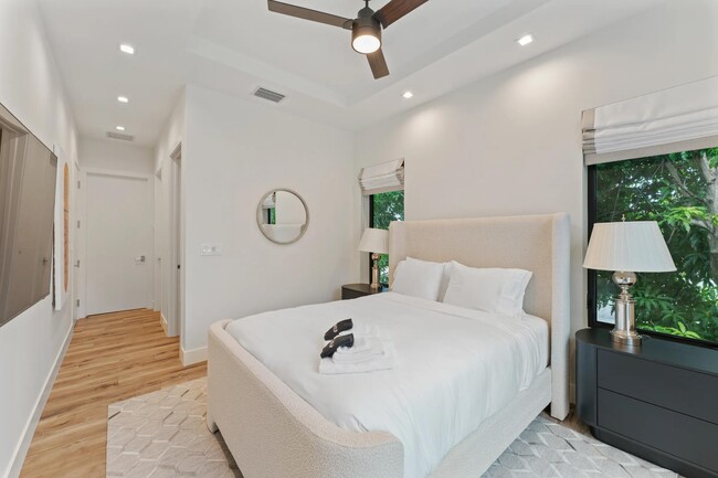 Building Photo - 214 28th St