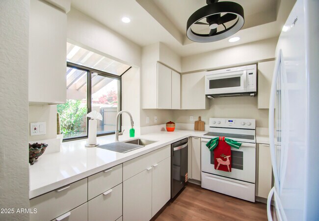 Building Photo - 5640 E Bell Rd