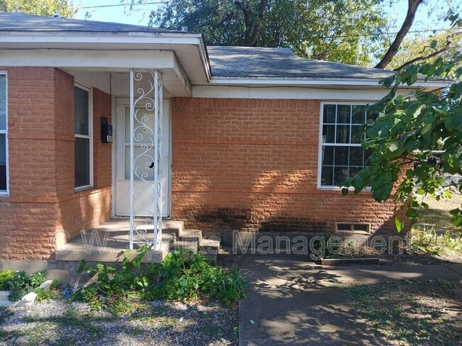 Building Photo - 3015 Avon St