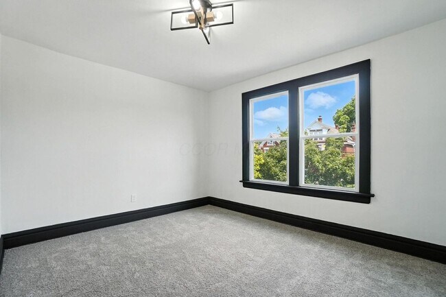 Building Photo - 887-889 E Livingston Ave