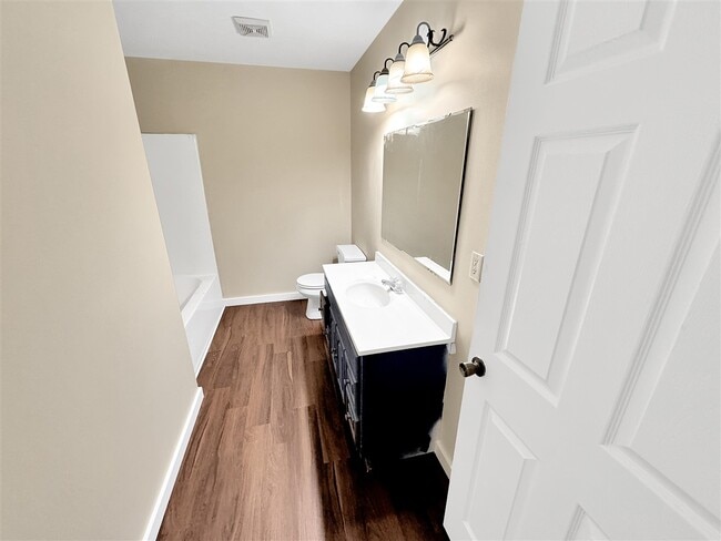 Building Photo - 403 E 7th St