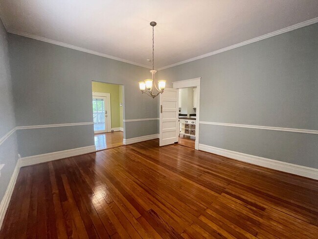 Building Photo - 3 Bedroom 2 1/2 Bath Updated Historic Home