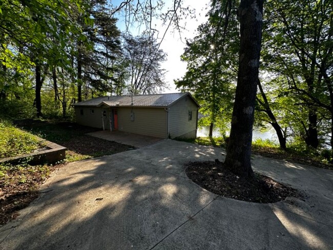 Building Photo - Quiet 3 bedroom/2 bath lake house with pri...