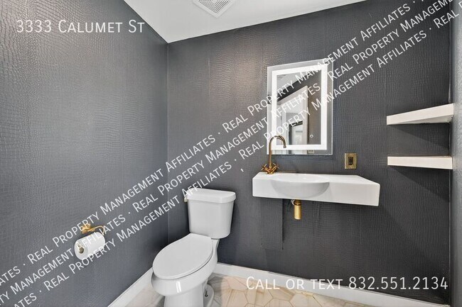 Building Photo - 3333 Calumet St