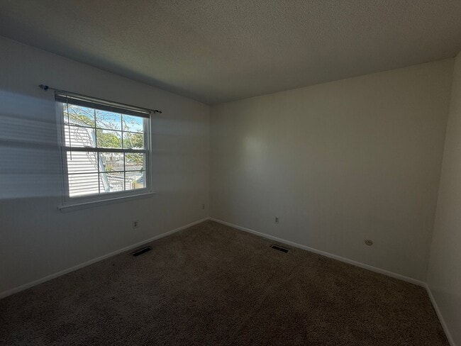Building Photo - Townhouse Near N Great Neck & VB Blvd