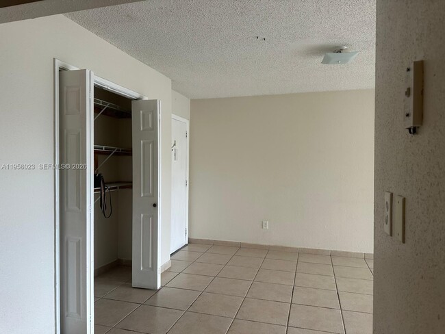 Building Photo - 9120 Fontainebleau Blvd