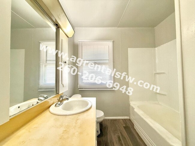 Building Photo - 3 Bedroom House