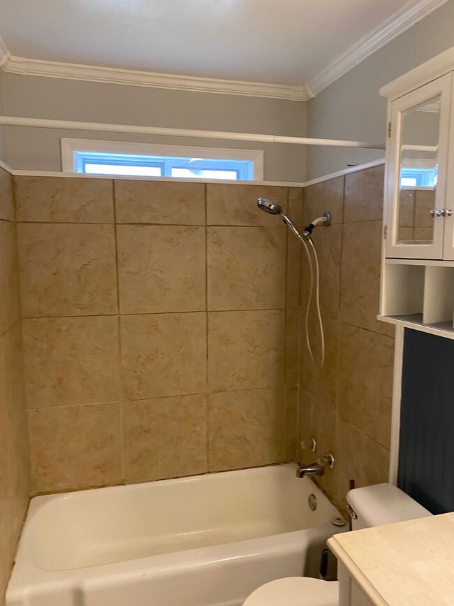 Building Photo - Contact Peggy Goodman 501 676 1758 or Heat...
