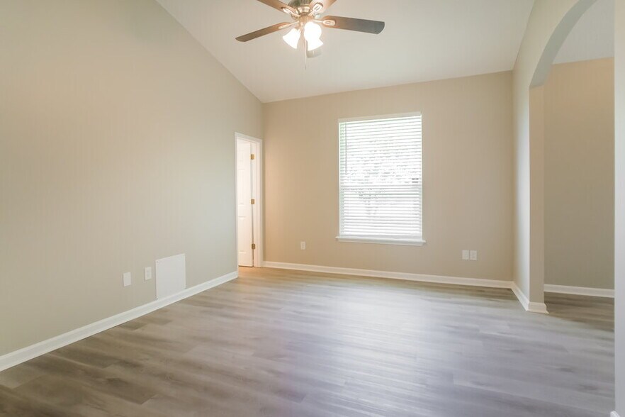 Building Photo - 2241 Blackstone Way