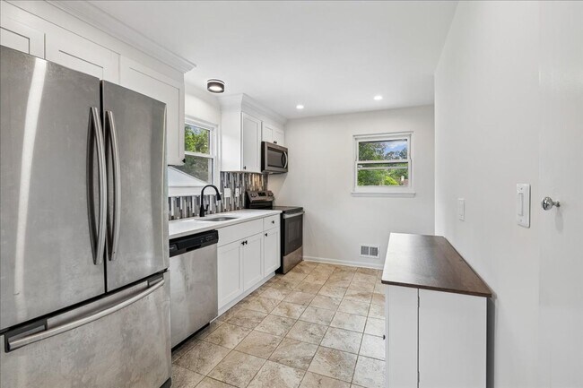 Building Photo - Remodeled in great location! 4 bedrooms 2 FB Walk to Metro